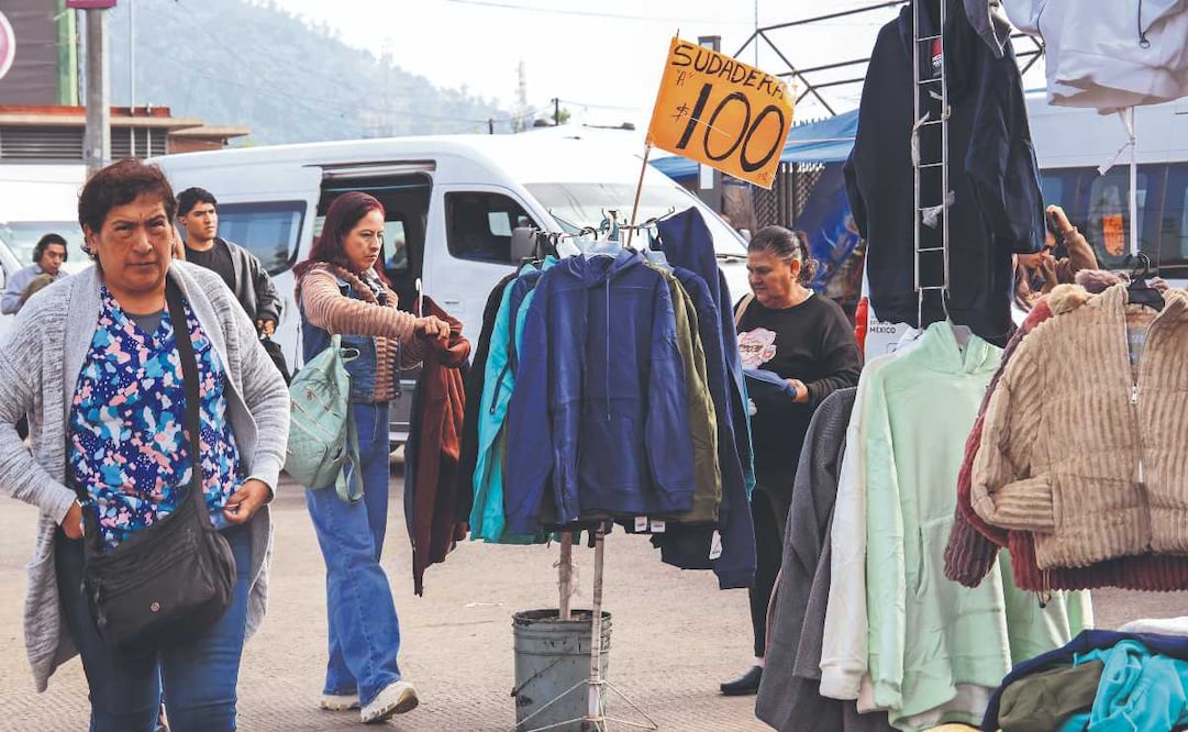 Venden chamarras y sudaderas a 100 pesos en Indios Verdes por bajas temperaturas. Foto: (Karla Guerrero)