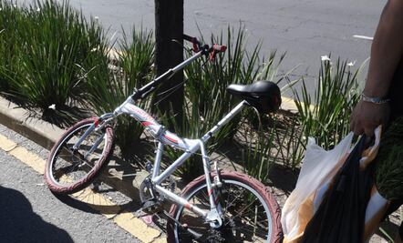 Ciclista ebrio invade carril del Metrobús y arrolla a madre e hijo en Reforma