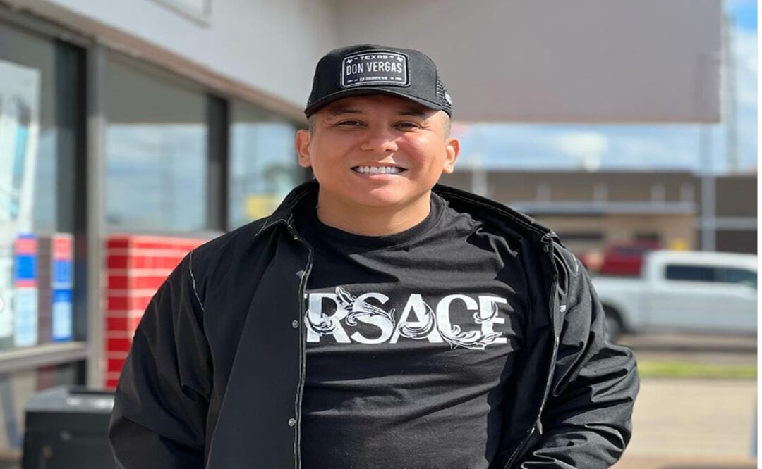 Edwin Luna posa en cueros y deja al descubierto su 'pequeño' detalle