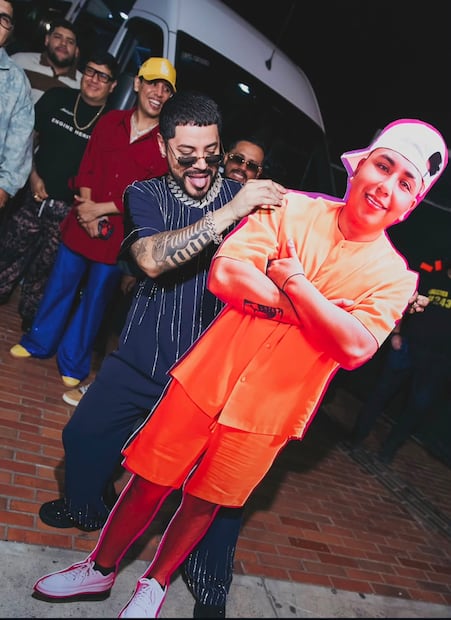 Eduin Caz apoyando a Ese Pérez (Vía: Instagram)