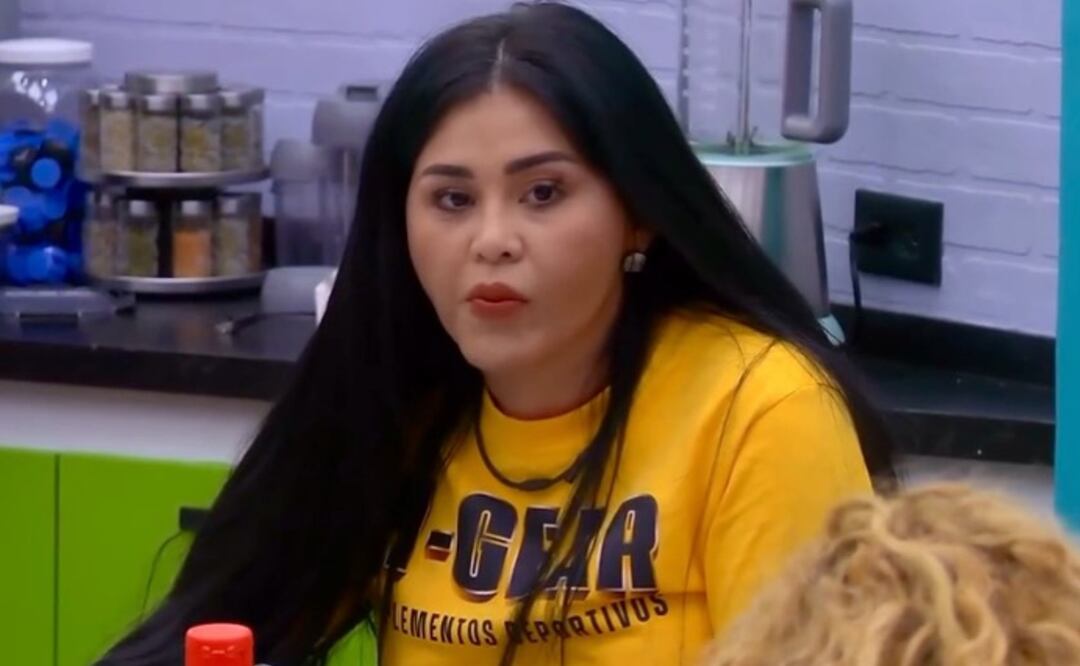 Bailarín exótico exhibe a Gomita como clienta de un club para mujeres