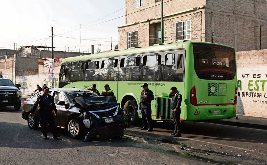 Automovilista en sentido contrario choca contra RTP y muere prensado, en CDMX