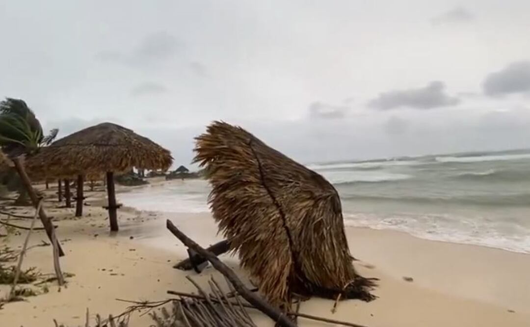 Huracán Beryl pega fuerte en Tulum, pobladores y turistas tuvieron que desalojar la playa