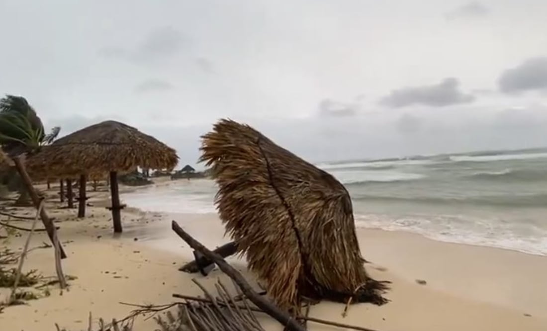 Huracán Beryl pega fuerte en Tulum, pobladores y turistas tuvieron que desalojar la playa