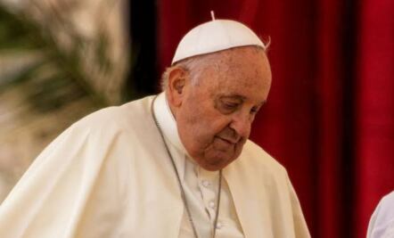 Papa Francisco sale de crisis, pero seguirá hospitalizado