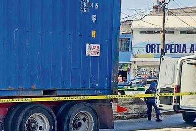 Tráiler arrolla y mata a ciclista frente a varios testigos, en la avenida Tláhuac