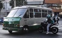 Con la cabeza rota terminó un pasajero que cayó de un microbús y murió, en Tlalpan 
