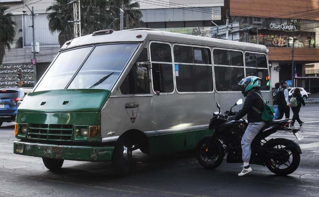 Con la cabeza rota terminó un pasajero que cayó de un microbús y murió, en Tlalpan. Foto: (Cuartoscuro)