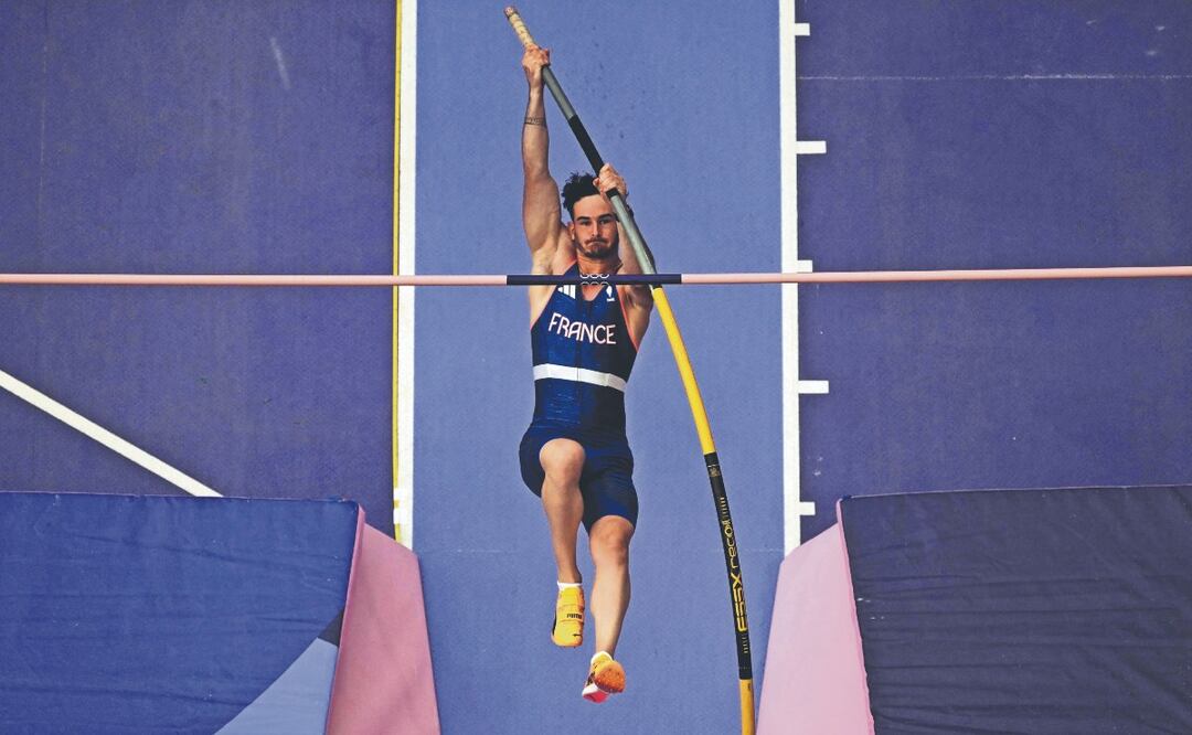 Anthony Ammirati falla el salto de garrocha por culpa de su “paquete”