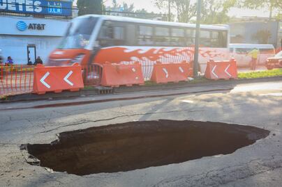 ¿Es negligencia? Vecinos denuncian que nadie ha ido a reparar el socavón de Calzada Ignacio Zaragoza