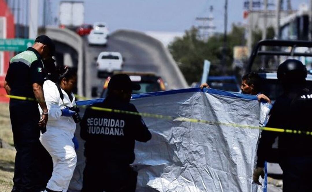 Biker invade carril del Mexibús y atropella a abue que no usó puente peatonal, ambos murieron