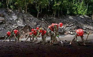 ¡Prevenidos! Rescatistas de Nepal y China suspenden búsqueda, enfrentan la amenaza de otro desborde