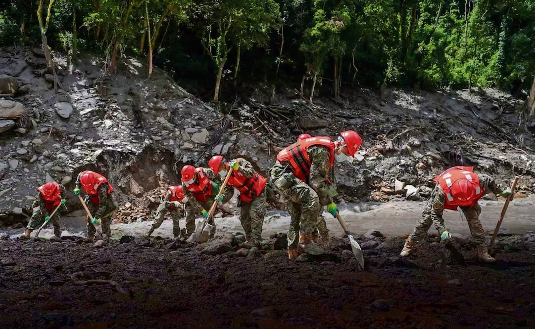 Dos mil 500 desaparecidos, 600 muertos y 3 mil 700 rescatados es el saldo entre Nepal y Tíbet. Mientras, con maquinaria pesada, helicópteros, drones y cientos de personas se buscan más sobrevivientes. Foto: AP