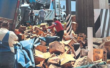 Caos vial y rapiña en la México-Querétaro: Tráiler de cerveza choca en Cuautitlán Izcalli