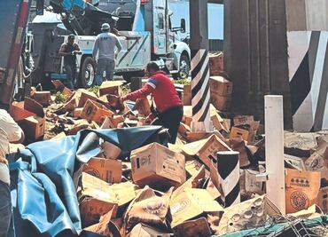 Caos vial y rapiña en la México-Querétaro: Tráiler de cerveza choca en Cuautitlán Izcalli