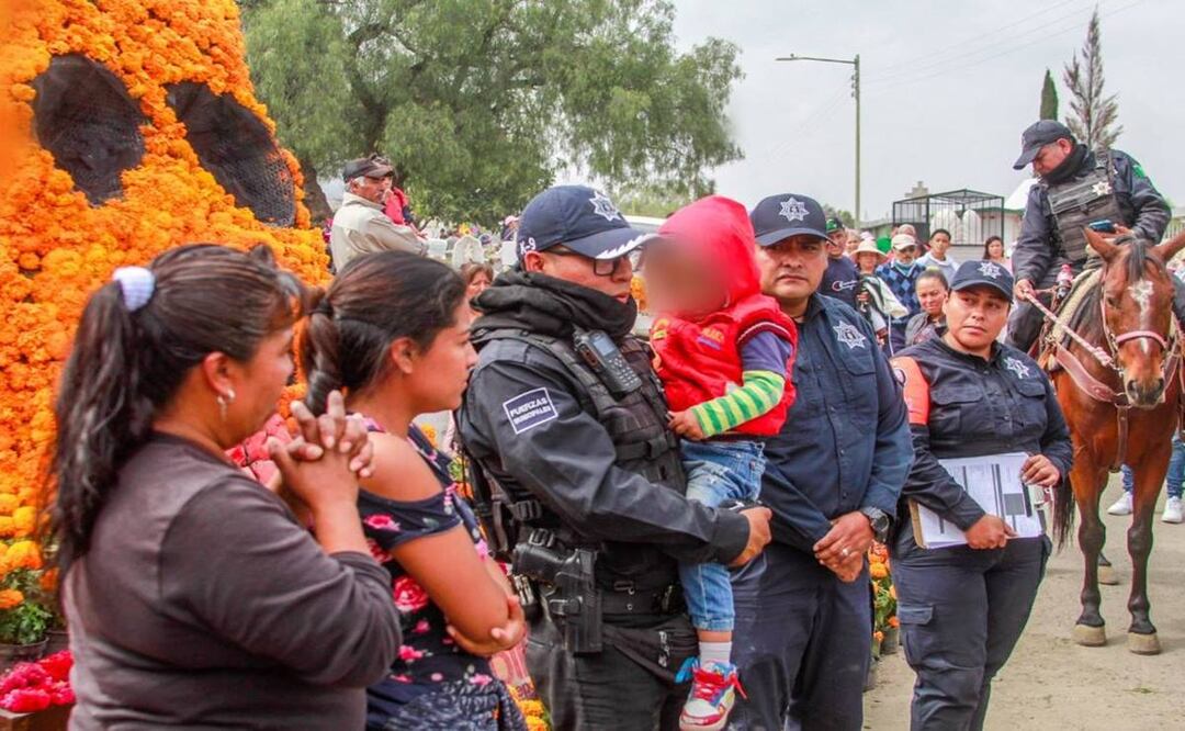 Nene de 3 años se pierde en panteón de Ecatepec y lo rescatan a caballo