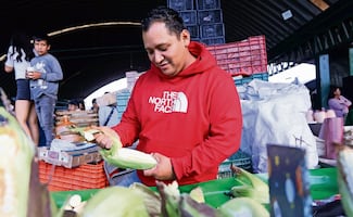 Usai vende mazorcas en la Central de Abasto, es cuarta generación de su familia dedicada al oficio