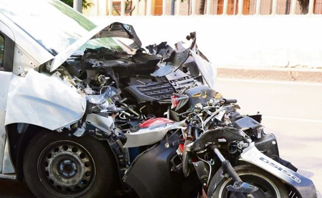 Mujer biker muere prensada al intentar evitar choque y ser embestida por atrás, en CDMX