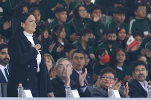 Ariadna Montiel acompañan a Sheinbaum en el Campo Marte por el Día de la Bandera