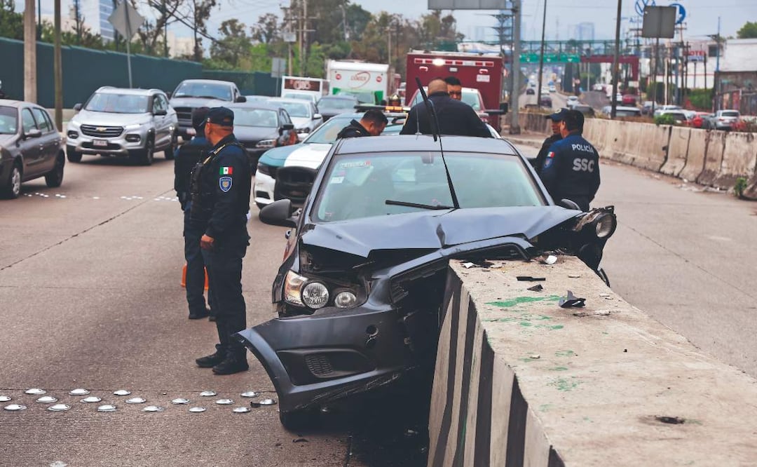 Hombre impacta contra aguja de concreto en la México-Toluca y termina con su vida