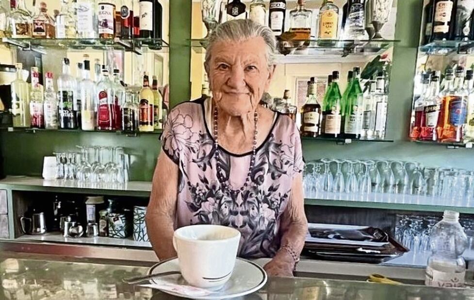 La barista más anciana de Europa. Foto: (El Clarín)