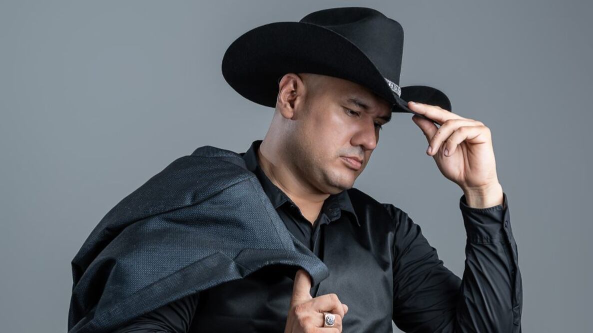 José Pablo rompe tabúes con videos sobre poliamor y relaciones modernas