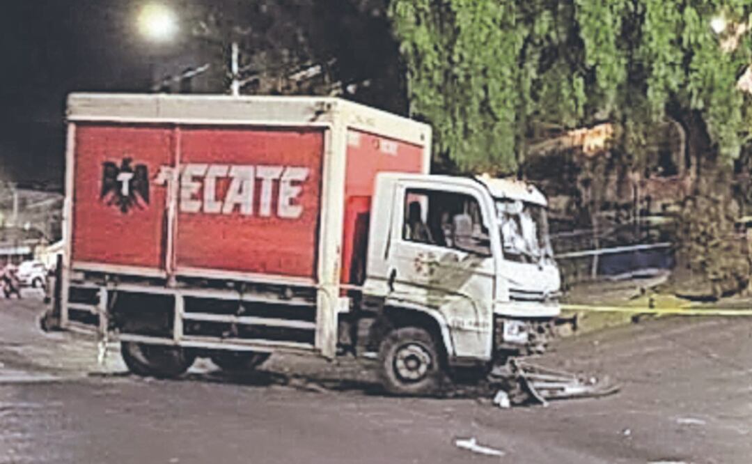 Motociclista se estrella con camión chelero y queda frío en la Álvaro Obregón. Foto: (Especial)