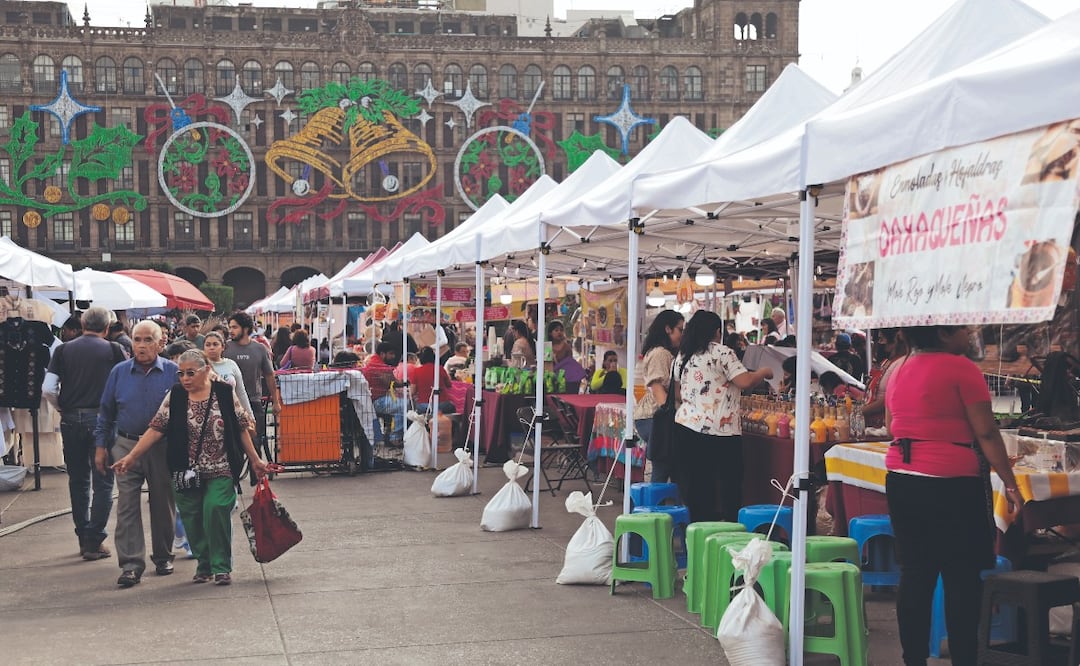 Artesanos del Zócalo operan “a oscuras” y reportan poca afluencia de compradores
Imagen: CARLOS MEJÍA. EL GRÁFICO