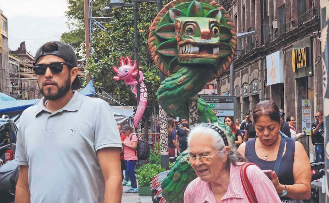 Con plantón incluido, el Centro Histórico estrena decoración mundialista con ajolotes gigantes. Foto: (Luis Camacho)