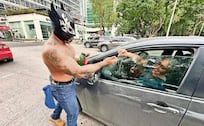 ¡Taco de ojo! Es el Limpiaparabrisas MX, se dedica a limpiar el parabrisas de conductores en la CDMX