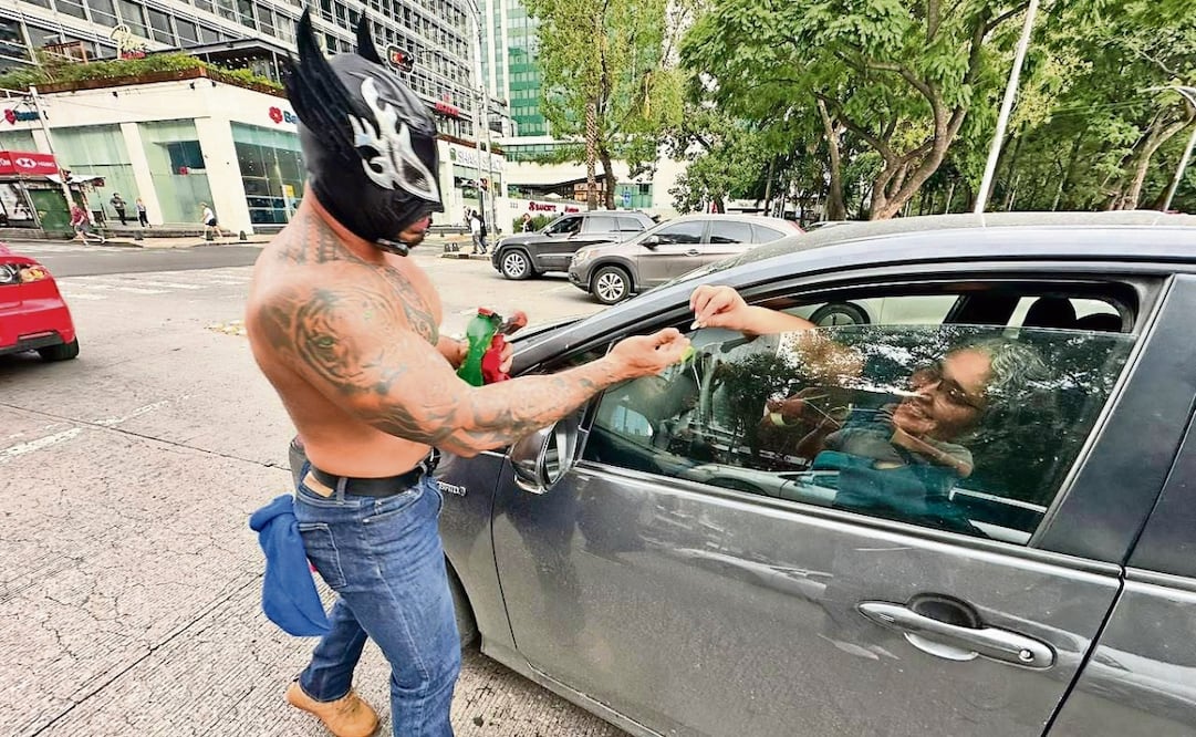 El Limpiaparabrisas MX, se dedica a limpiar los parabrisas de los capitalinos. Foto: Sergio Trejo / EL GRÁFICO