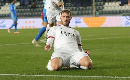 Santiago Giménez anota golazo con el AC Milan,  Pulisic asistió