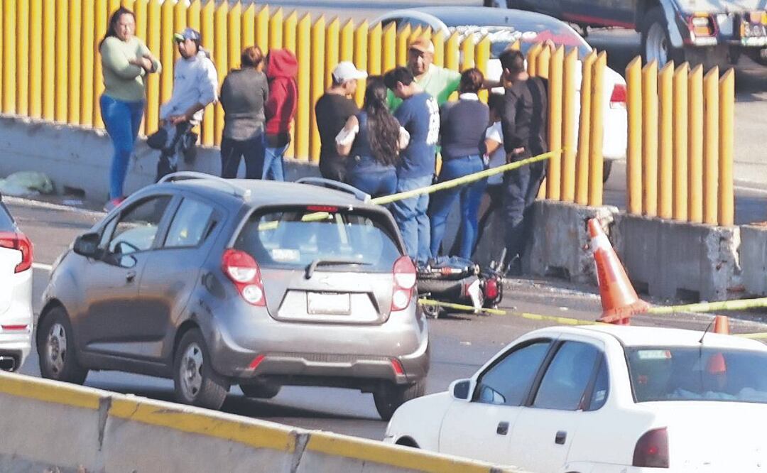 Policía en moto muere tras derrapar en la México-Puebla, acompañante resulta lesionado