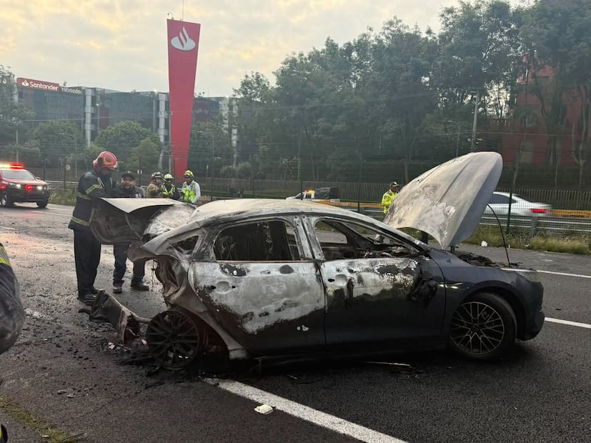 ¡Madrugada de horror en Cuajimalpa! Pareja queda atrapada y muere calcinada tras choque (Foto: Tania Aguilar / El Gráfico)