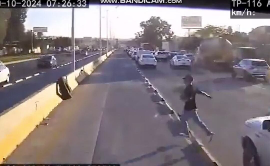 VIDEO: Roba unos Jordan con machete en mano y termina abajo de camión de pasajeros