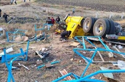 Choque entre tráileres en Jilotepec provoca rapiña: Se roban motos tras volcadura en Arco Norte