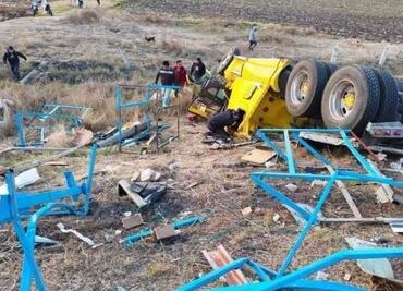 Choque entre tráileres en Jilotepec provoca rapiña: Se roban motos tras volcadura en Arco Norte