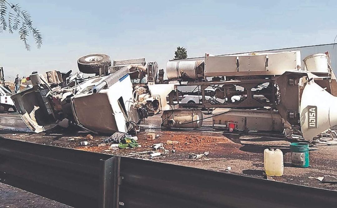 Camión se da un revolcón y ocasiona choque múltiple en la México-Pachuca