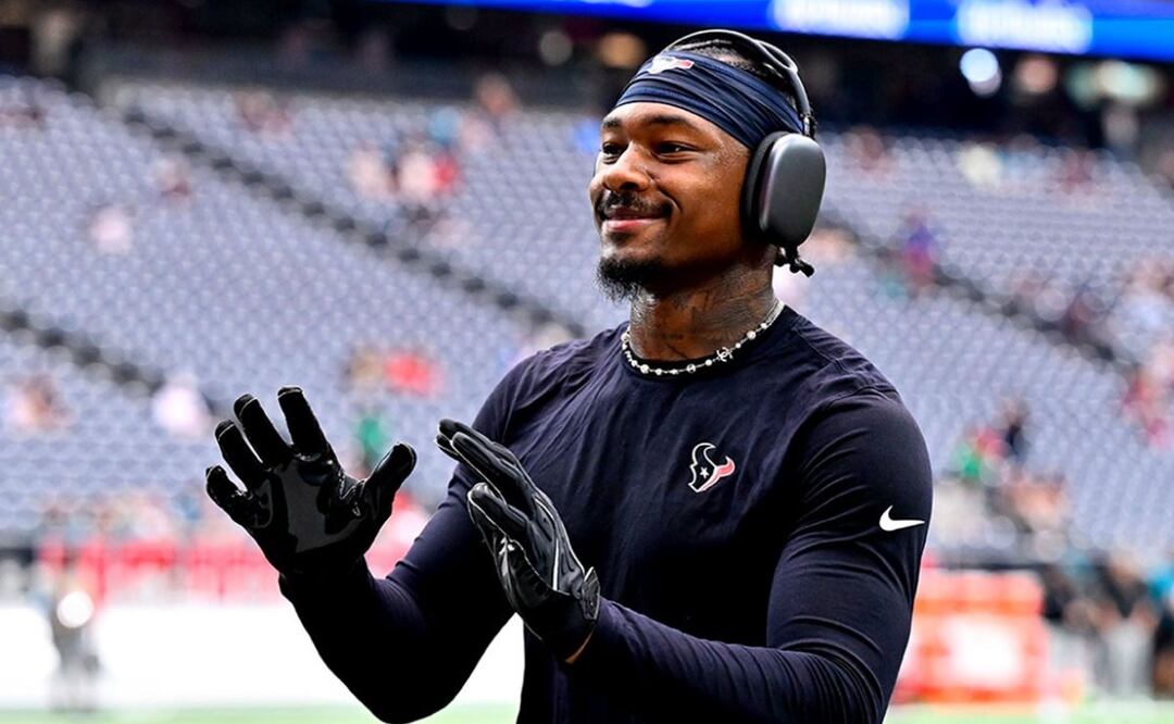 Acusan a receptor estrella de Texans por intentar pasarse de veras con compa