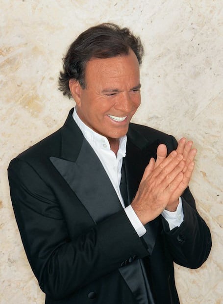 Julio Iglesias (Vía: X)
