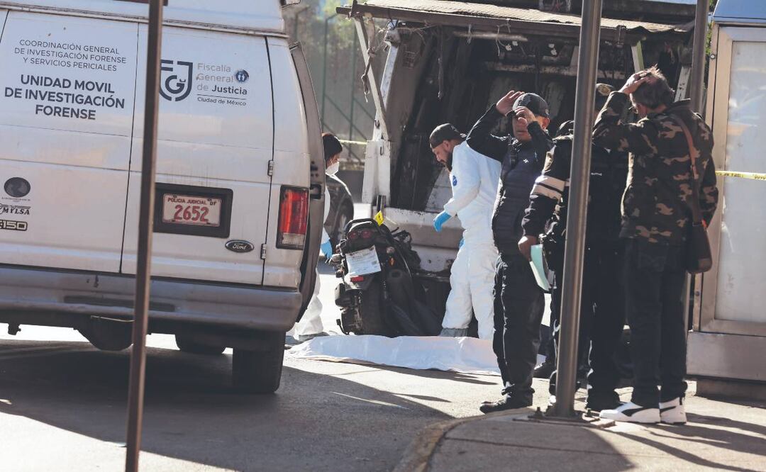 Motociclista a gran velocidad termina con su vida en la basura, en Coyoacán