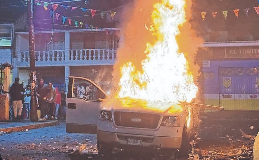 Quema de toritos en Xonacatlán termina en caos camioneta arrolla a cinco y se incendia
