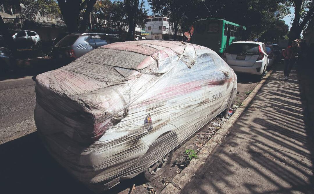 Vecinos en Azcapotzalco inseguros por corralón en la vía pública, ya no pueden transitar a gusto