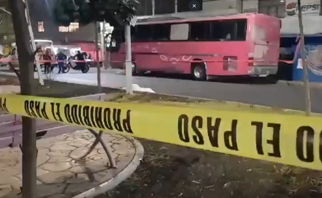 Mujer creyó que le ganaría a una camioneta y terminó embarrada en el asfalto de Neza, Edomex