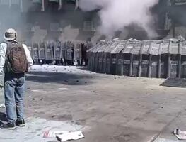 Manifestantes de la Generación Z derriban vallas de Palacio Nacional