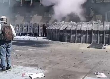 Manifestantes de la Generación Z derriban vallas de Palacio Nacional