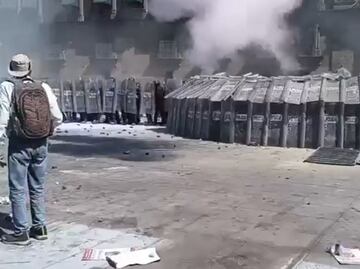 Manifestantes de la Generación Z derriban vallas de Palacio Nacional