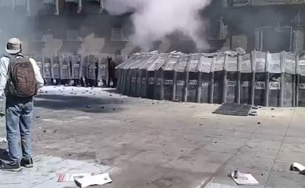 Manifestantes de la Generación Z derriban vallas de Palacio Nacional