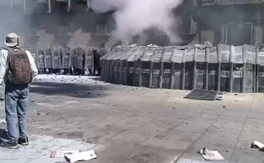 Foto: Redes sociales (Manifestantes de la Generación Z derriban vallas de Palacio Nacional)