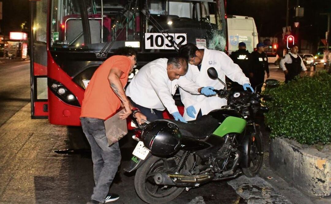 Biker intenta ganarle el paso al Metrobús y termina arrollado en CDMX